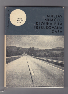 Dlouhá bílá přerušovaná čára