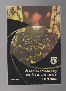 Než se zvedne opona